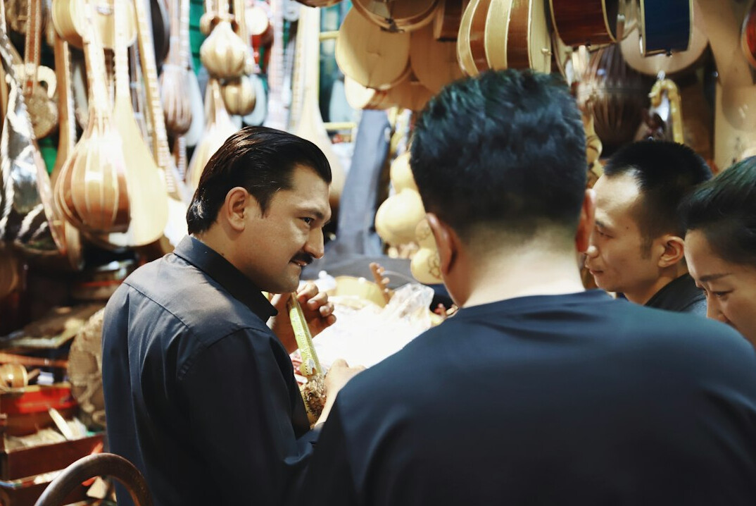 detective talking to store staff